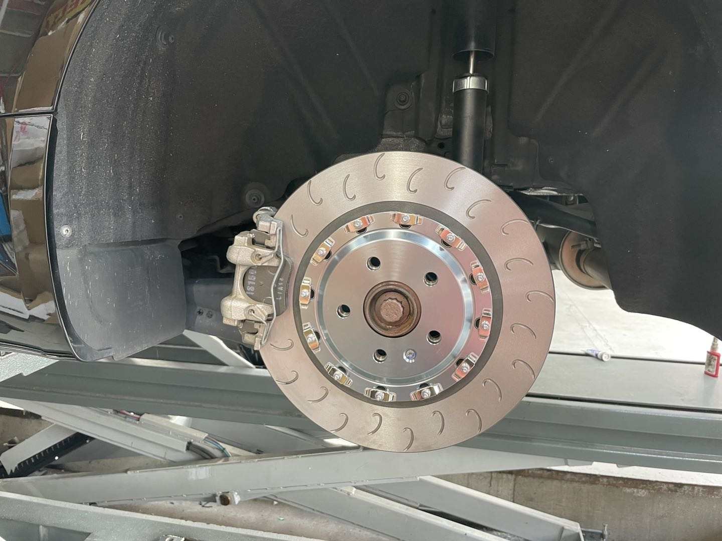 Aktueller Firmenfall über Hinterradverbesserungs-Bremsteile Audis TT 8s